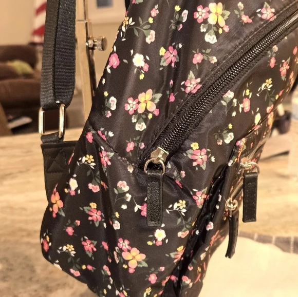 Backpack - Picture 2 of 9
